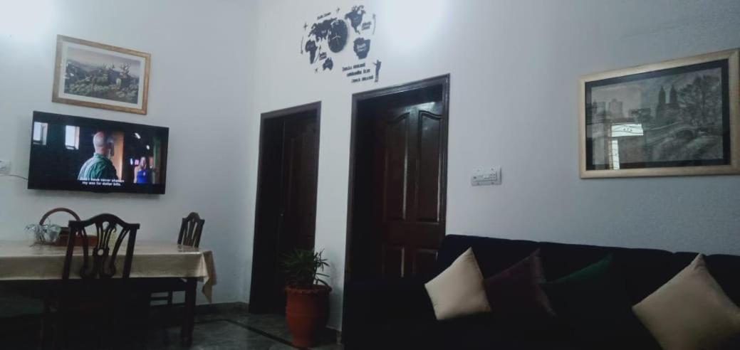 Family Guest House Lahore Near Airport Екстер'єр фото