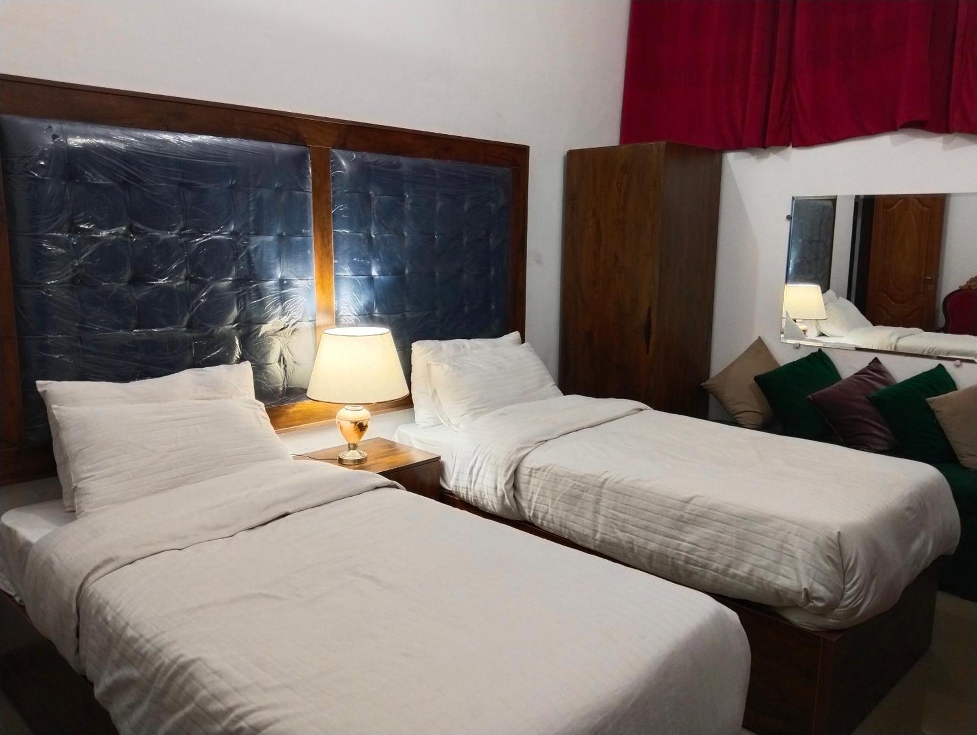 Family Guest House Lahore Near Airport Екстер'єр фото